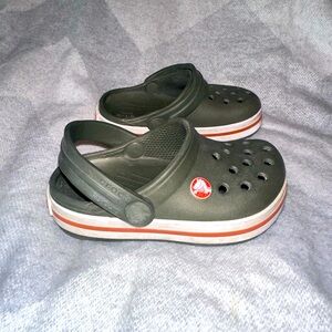 Crocs army green toddler size 5